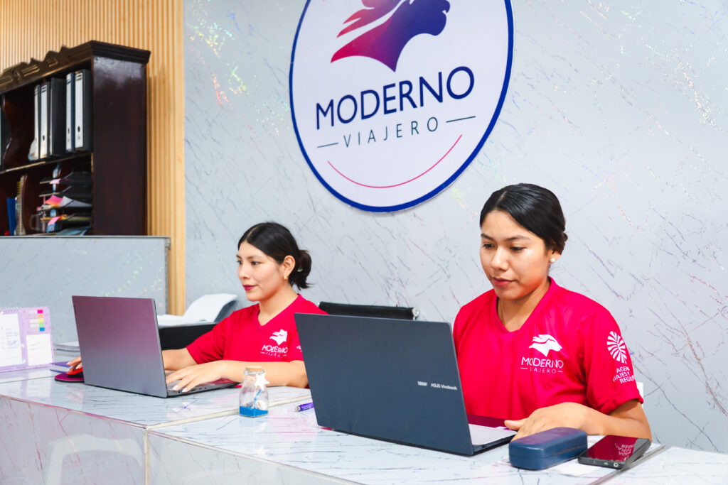 Equipo de Moderno Viajero gestionando servicios de viaje en la agencia.