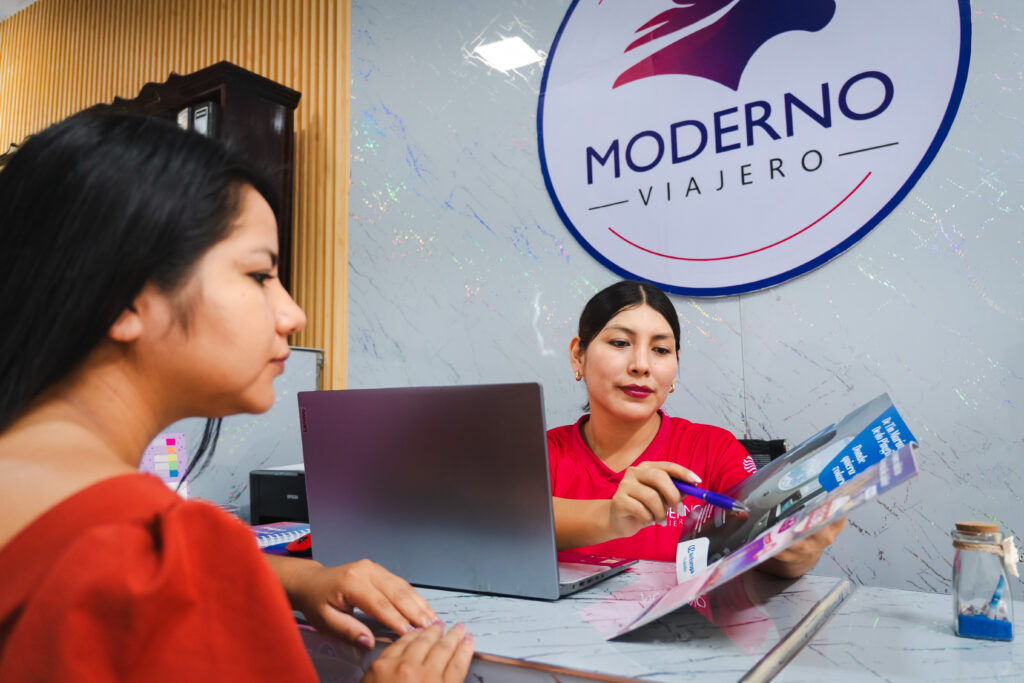 Asesora de Moderno Viajero orientando a una clienta sobre opciones de viaje